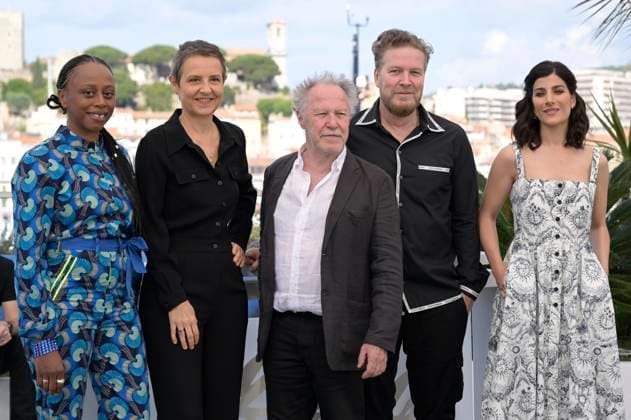 CANNES, FRANCE MAY 23 G D Deana GAYE, director, Elise JALLADEAU, producer, Nicolas PHILIBERT, Jury President and cinematographer, Francis LEGAULT, director, Mina KAVANI, actress, during the Oeil d Or Jury photocall at the 77th Cannes Film Festival at the Palais des Festivals on May 23, 2024 in Cannes, France CINEMA 77th Cannes Film Festival Photocall 23 05 2024 ValentinaClaret Panoramic