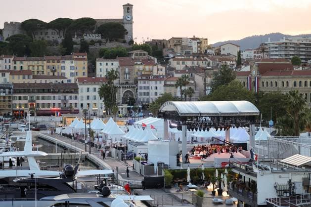 View of the set of the show C Ã vous during the 77th Cannes International Film Festival View of the set of the show C Ã vous during the 77th Cannes International Film Festival on May 22, 2024 Jacovides Moreau Bestimage View of the set of the show C Ã vous during the 77th Cannes International Film Festival on May 22, 2024 Cannes France  Copyright: xJACOVIDES-MOREAUx xBESTIMAGExJACOVIDES-MOREAUx xBESTIMAGEx
