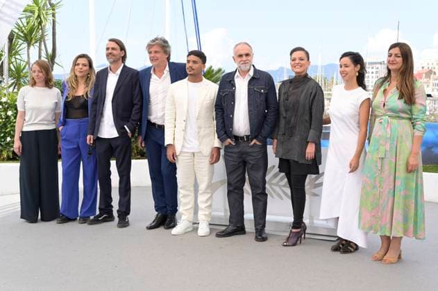 CANNES, FRANCE MAY 23 Karim AINOUZ, director, Iago XAVIER, actor, Nataly ROCHA, actress, Fabio ASSUNCAO, actor Wislan ESMERALDO, scenariste Mauricio ZACHARIAS, scenariste lors du photocall du film  Motel Destino  en Competition au 77eme Festival de Cannes au Palais des Festivals le 23 mai 2024 à Cannes, France CINEMA 77eme Festival de Cannes Photocall 23 05 2024 ValentinaClaret Panoramic