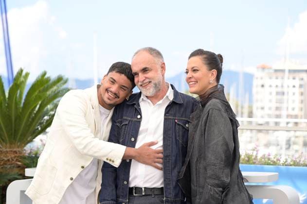CANNES, FRANCE MAY 23 G D Iago XAVIER, actor, , Karim AINOUZ, director, Nataly ROCHA, actress during the photocall of the film Motel Destino in Competition at the 77th Cannes Film Festival at the Palais des Festivals on May 23, 2024 in Cannes, France CINEMA 77eme Festival de Cannes Photocall 23 05 2024 ValentinaClaret Panoramic 