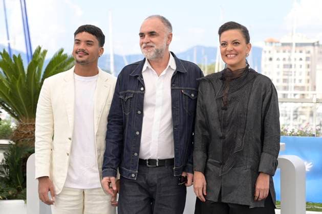 CANNES, FRANCE MAY 23 G D Iago XAVIER, actor, , Karim AINOUZ, director, Nataly ROCHA, actress during the photocall of the film Motel Destino in Competition at the 77th Cannes Film Festival at the Palais des Festivals on May 23, 2024 in Cannes, France CINEMA 77eme Festival de Cannes Photocall 23 05 2024 ValentinaClaret Panoramic 