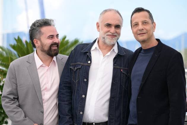 CANNES, FRANCE MAY 23 G D Wislan ESMERALDO, scenariste, Karim AINOUZ, realisateur, Fabio ASSUNCAO, acteur, lors du photocall du film Â Motel Destino Â en Competition au 77eme Festival de Cannes au Palais des Festivals le 23 mai 2024 Ã Cannes, France CINEMA 77eme Festival de Cannes Photocall 23 05 2024 ValentinaClaret Panoramic 