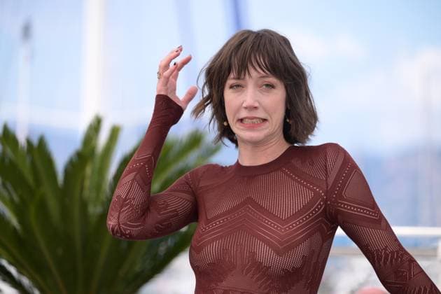 CANNES, FRANCE MAY 23 G D Sara GIRAUDEAU, actress, during the photocall of the film Â Le Royaume de Jim Â in Cannes Premiere selection at the 77th Cannes Film Festival at the Palais des Festivals on May 23, 2024 in Cannes, France CINEMA 77eme Festival de Cannes Photocall 23 05 2024 ValentinaClaret Panoramic 