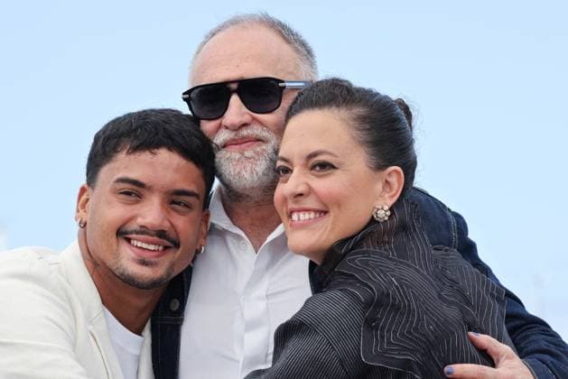 Cannes - Motel Destino Photocall Iago Xavier, Director Karim AÃ¯nouz and Nataly Rocha attend the Motel Destino Photocall at the 77th annual Cannes Film Festival at Palais des Festivals on May 23, 2024 in Cannes, France. Photo by Shootpix ABACAPRESS.COM Cannes France  Copyright: xShootpix ABACAx