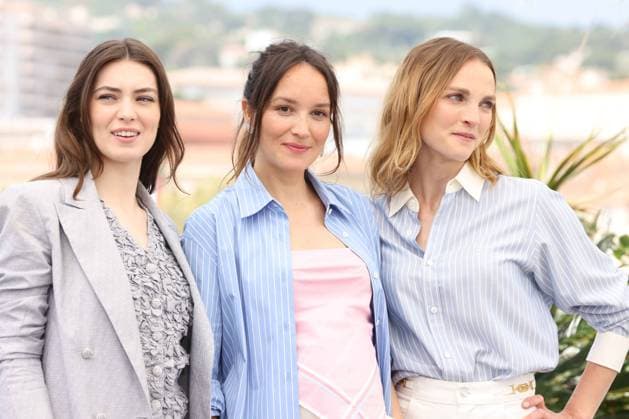 CANNES, FRANCE MAY 23 G D Anamaria VARTOLOMEI, actrice, Anais DEMOUSTIER, actrice, Adele SIMPHAL, actrice, lors du photocall du film Â Le Comte de Monte Cristo Â projetÃ Hors CompÃ tition au 77eme Festival de Cannes au Palais des Festivals le 23 mai 2024 Ã Cannes, France CINEMA 77eme Festival de Cannes Photocall 23 05 2024 ValentinaClaret Panoramic 