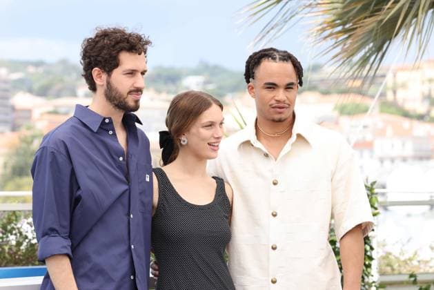 CANNES, FRANCE MAY 23 G D Victor BELMONDO, actor, Lou LAMPROS, actress, Theo CHRISTINE, actor, during the photocall of the film Vivre, Mourir, Renaitre in the Cannes Premiere selection at the 77th Cannes Film Festival at the Palais des Festivals on May 23, 2024 in Cannes, France CINEMA 77eme Festival de Cannes Photocall 23 05 2024 ValentinaClaret Panoramic