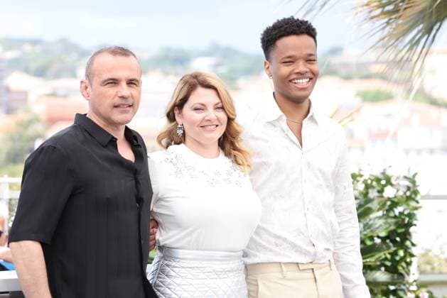 CANNES, FRANCE MAY 23 G D Stà phane RIDEAU, acteur, Sophie GUILLEMIN, actrice, Noah DERIC, acteur, lors du photocall du film  Vivre, Mourir, Renaitre  dans la sà lection Cannes Premiere au 77eme Festival de Cannes au Palais des Festivals le 23 mai 2024 à Cannes, France CINEMA 77eme Festival de Cannes Photocall 23 05 2024 ValentinaClaret Panoramic