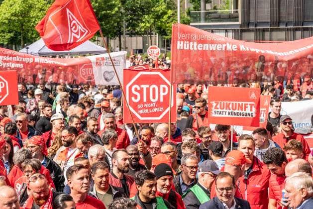 News Themen der Woche KW21 News Bilder des Tages Demonstration von vielen Tausend Stahlarbeitern, vor der Firmenzentrale von ThyssenKrupp in Essen, gegen massiven Stellenabbau, nach der Beteiligung eines ausländischen Investors beim Konzern, massive Kritik an Konzernvorstand Miguel Lopez, NRW, Deutschland, Demo Thyssenkrupp *** Demonstration of many thousands of steelworkers in front of the ThyssenKrupp headquarters in Essen, against massive job cuts, after the participation of a foreign investor in the company, massive criticism of CEO Miguel Lopez, NRW, Germany, Demo Thyssenkrupp