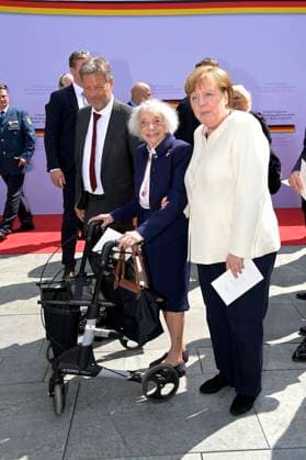Bilder des Jahres 2024, News 05 Mai News Themen der Woche KW21 News Bilder des Tages Robert Habeck, Margot Friedländer und Angela Merkel beim Staatsakt zu 75 Jahre Grundgesetz auf dem Forum zwischen Bundestag und Kanzleramt. Berlin, 23.05.2024 *** Robert Habeck, Margot Friedländer and Angela Merkel at the state ceremony to mark 75 years of the Basic Law at the forum between the Bundestag and the Chancellery Berlin, 23 05 2024 Foto:xF.xKernx xFuturexImagex staatsakt_4526