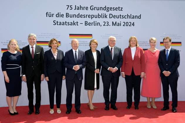 Bilder des Jahres 2024, News 05 Mai News Themen der Woche KW21 News Bilder des Tages Juliane Harbarth, Stephan Harbarth, Britta Ernst, Olaf Scholz, Elke Büdenbender, Frank-Walter Steinmeier, Bärbel Bas, Manuela Schwesig und Stefan Schwesig beim Staatsakt zu 75 Jahre Grundgesetz auf dem Forum zwischen Bundestag und Kanzleramt. Berlin, 23.05.2024 *** Juliane Harbarth, Stephan Harbarth, Britta Ernst, Olaf Scholz, Elke Büdenbender, Frank Walter Steinmeier, Bärbel Bas, Manuela Schwesig and Stefan Schwesig at the state ceremony to mark 75 years of the Basic Law at the forum between the Bundestag and the Chancellery Berlin, 23 05 2024 Foto:xF.xKernx xFuturexImagex staatsakt_4531