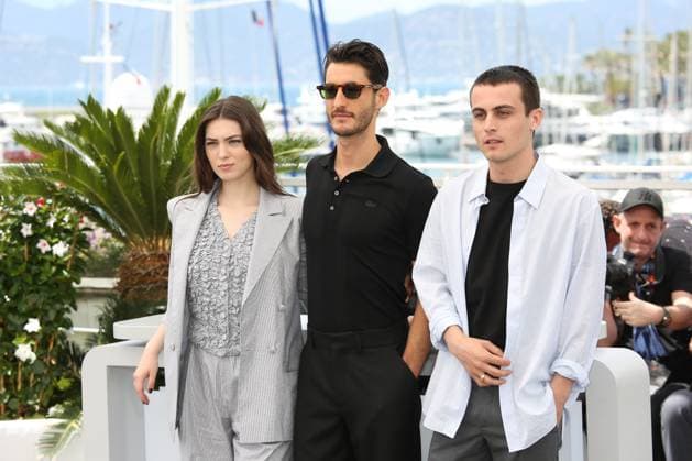 77eme Festival International du Film de Cannes Photocall with cast of the film Le compte de Monte Cristo 77th Cannes Film Festival Photocall with cast of the film Le comte de Monte Cristo Anamaria Vartolomei, Pierre Niney and Julien de Saint Jean 305409 2024 05 23 Cannes France  Copyright: xIsabellexVautierx xStarfacex STAR_305409_107
