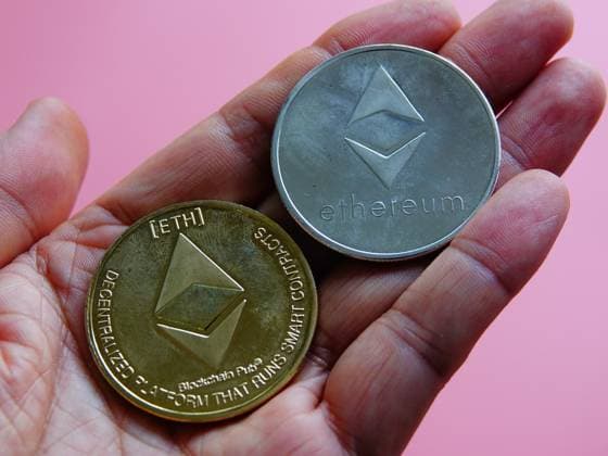 News Themen der Woche KW21 News Bilder des Tages Ethereum Coin YICHANG, CHINA - MAY 23, 2024 - Two Ethereum physical commemorative coins are displayed in Yichang, Hubei province, China, May 23, 2024. Yichang Hubei China  Copyright: xCFOTOx i1716462226838