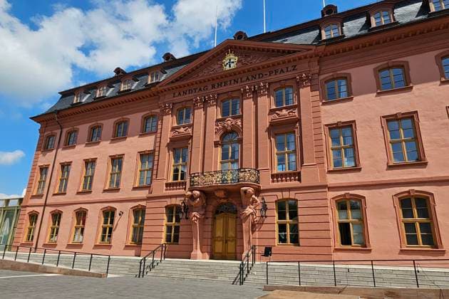 Mainz Themenfoto: Deutschland, Stadt, Landeshauptstadt, Mainz, Rheinland-Pfalz, 20.05.2024 Das Gebaeude des Landtag, das Mainzer Deutschhaus ist die Heimat des Parlament von Rheinland-Pfalz Themenfoto: Deutschland, Stadt, Landeshauptstadt, Mainz, Rheinland-Pfalz, 20.05.2024 *** Mainz theme photo Germany, city, state capital, Mainz, Rhineland Palatinate, 20 05 2024 The building of the state parliament, the Mainz Deutschhaus is the home of the parliament of Rhineland Palatinate theme photo Germany, city, state capital, Mainz, Rhineland Palatinate, 20 05 2024 Copyright: xAugstx xEibner-Pressefotox EP_jat