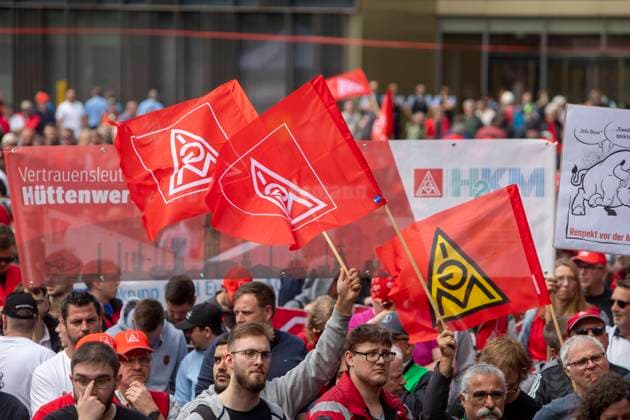 Demonstration von Stahlarbeiter vor der ThyssenKrupp Konzernzentrale. 23.05.2024, EU, DEU, Deutschland, Nordrhein-Westfalen, Essen: mehrere tausend IG-Metall Mitglieder bzw. ThyssenKrupp-Beschäftigte demonstrieren vor der Konzernzentrale gegen den Teilverkauf der Stahlsparte. Auch Konzernchef Miguel Lopez sprach unter Pfiffen und Buhrufen der Demonstranten. EU, DEU, Germany, North Rhine-Westphalia, Essen: several thousand IG Metall members and ThyssenKrupp employees demonstrate in front of the company headquarters against the partial sale of the steel division. Group CEO Miguel Lopez also spoke amid whistles and boos from the demonstrators.