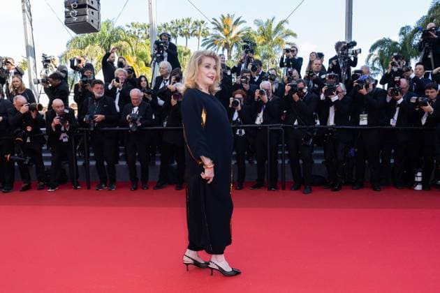 B MontÃ e des marches du film Â L?amour ouf Â lors du 77eme Festival International du Film de Cannes Catherine Deneuve MontÃ e des marches du film Â L?amour ouf Â lors du 77eme Festival International du Film de Cannes, au Palais des Festivals Ã Cannes Le 23 mai 2024 Olivier Borde Bestimage Red carpet of the movie Â Beating HeartsÂ during the 77th Cannes International Film Festival at the Palais des Festivals in Cannes, France On may 23rd 2024 Cannes France  Copyright: xOLIVIERxBORDEx xBESTIMAGExOLIVIERxBORDEx xBESTIMAGEx