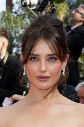 B MontÃ e des marches du film Â L?amour ouf Â lors du 77eme Festival International du Film de Cannes Katherine Langford MontÃ e des marches du film Â L?amour ouf Â lors du 77eme Festival International du Film de Cannes, au Palais des Festivals Ã Cannes Le 23 mai 2024 Olivier Borde Bestimage Red carpet of the movie Â Beating HeartsÂ during the 77th Cannes International Film Festival at the Palais des Festivals in Cannes, France On may 23rd 2024 Cannes France  Copyright: xOLIVIERxBORDEx xBESTIMAGExOLIVIERxBORDEx xBESTIMAGEx
