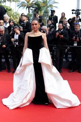 B MontÃ e des marches du film Â L?amour oufÂ lors du 77eme Festival International du Film de Cannes Aditi Rao Hydari MontÃ e des marches du film Â L?amour oufÂ lors du 77eme Festival International du Film de Cannes, au Palais des Festivals Ã Cannes On may 23th 2024 Olivier Borde Bestimage Red carpet of the movie Â Beating HeartsÂ during the 77th Cannes International Film Festival at the Palais des Festivals in Cannes, France On may 23th 2024 Cannes France  Copyright: xOLIVIERxBORDEx xBESTIMAGExOLIVIERxBORDEx xBESTIMAGEx