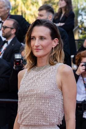 B MontÃ e des marches du film Â L?amour ouf Â lors du 77eme Festival International du Film de Cannes Camille Cottin MontÃ e des marches du film Â L?amour ouf Â lors du 77eme Festival International du Film de Cannes, au Palais des Festivals Ã Cannes Le 23 mai 2024 Olivier Borde Bestimage Red carpet of the movie Â Beating HeartsÂ during the 77th Cannes International Film Festival at the Palais des Festivals in Cannes, France On may 23rd 2024 Cannes France  Copyright: xOLIVIERxBORDEx xBESTIMAGExOLIVIERxBORDEx xBESTIMAGEx