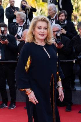 B MontÃ e des marches du film Â L?amour ouf Â lors du 77eme Festival International du Film de Cannes Catherine Deneuve MontÃ e des marches du film Â L?amour ouf Â lors du 77eme Festival International du Film de Cannes, au Palais des Festivals Ã Cannes Le 23 mai 2024 Olivier Borde Bestimage Red carpet of the movie Â Beating HeartsÂ during the 77th Cannes International Film Festival at the Palais des Festivals in Cannes, France On may 23rd 2024 Cannes France  Copyright: xOLIVIERxBORDEx xBESTIMAGExOLIVIERxBORDEx xBESTIMAGEx