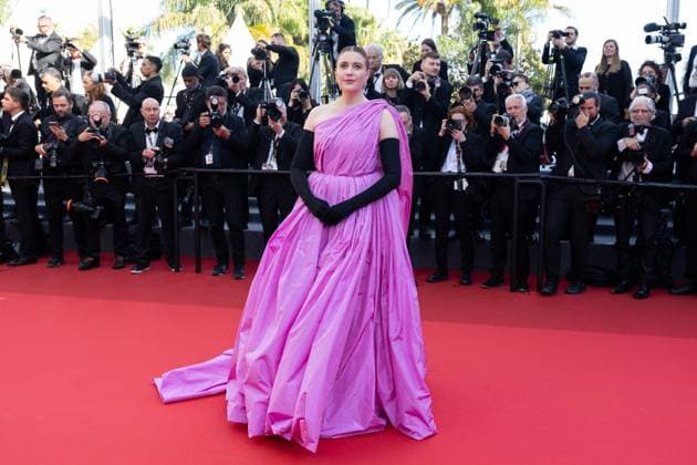 B MontÃ e des marches du film Â L?amour ouf Â lors du 77eme Festival International du Film de Cannes Greta Gerwig MontÃ e des marches du film Â L?amour ouf Â lors du 77eme Festival International du Film de Cannes, au Palais des Festivals Ã Cannes Le 23 mai 2024 Olivier Borde Bestimage Red carpet of the movie Â Beating HeartsÂ during the 77th Cannes International Film Festival at the Palais des Festivals in Cannes, France On may 23rd 2024 Cannes France  Copyright: xOLIVIERxBORDEx xBESTIMAGExOLIVIERxBORDEx xBESTIMAGEx