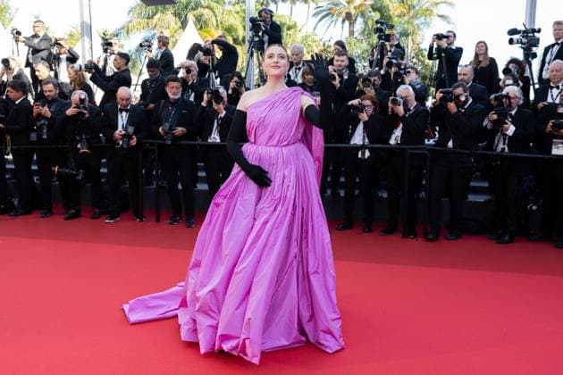 B MontÃ e des marches du film Â L?amour ouf Â lors du 77eme Festival International du Film de Cannes Greta Gerwig MontÃ e des marches du film Â L?amour ouf Â lors du 77eme Festival International du Film de Cannes, au Palais des Festivals Ã Cannes Le 23 mai 2024 Olivier Borde Bestimage Red carpet of the movie Â Beating HeartsÂ during the 77th Cannes International Film Festival at the Palais des Festivals in Cannes, France On may 23rd 2024 Cannes France  Copyright: xOLIVIERxBORDEx xBESTIMAGExOLIVIERxBORDEx xBESTIMAGEx