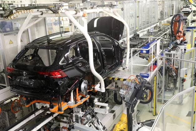 Wolfsburg Lower Saxony Wolfsburg, 23 05 2024, Volkswagen plant Wolfsburg, VW Golf and VW Tiguan production assembly lines Golf 8, wedding, production line chassis, transmission and engine are inserted into the body