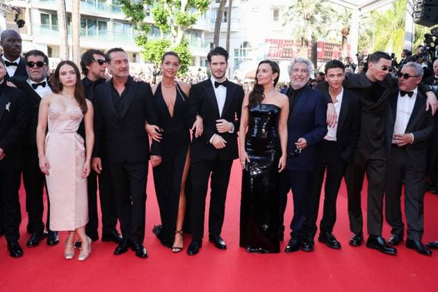 J Montà e des marches du film  L?amour ouf  lors du 77eme Festival International du Film de Cannes Jean Pascal Zadi, Alain Attal, Mallory Wanecque, Hugo Sà lignac, Gilles Lellouche, Adele Exarchopoulos, Francois Civil, Elodie Bouchez, Alain Chabat, Malik Frikah, Raphaà l Quenard, Ahmed Hamidi Montà e des marches of the film  L?amour ouf  during the 77th Cannes International Film Festival at the Palais des Festivals in Cannes On may 23th 2024 Jacovides Moreau Bestimage Red carpet of the film  Beating Hearts  during the 77th Cannes International Film Festival at the Palais des Festivals in Cannes, France On may 23th 2024 Cannes France Copyright: xJACOVIDES-MOREAUx xBESTIMAGExJACOVIDES-MOREAUx xBESTIMAGEx