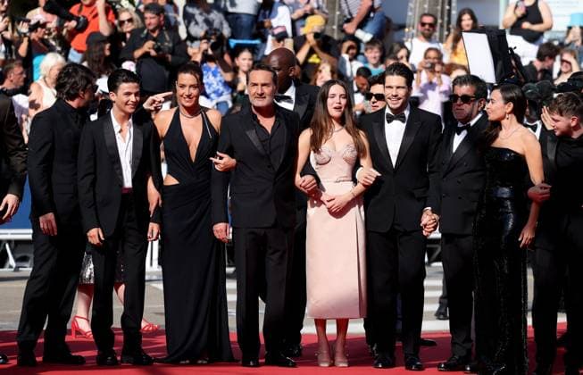 J Montà e des marches du film  L?amour ouf  lors du 77eme Festival International du Film de Cannes Hugo Sà lignac, Malik Frikah, Adele Exarchopoulos, Gilles Lellouche, Mallory Wanecque, Francois Civil, Alain Attal, Elodie Bouchez, Anthony Bajon Montà e des marches du film  L?amour ouf  lors du 77eme Festival International du Film de Cannes, au Palais des Festivals à Cannes On may 23th 2024 Jacovides Moreau Bestimage Red carpet of the movie  Beating Hearts  during the 77th Cannes International Film Festival at the Palais des Festivals in Cannes, France On may 23th 2024 Cannes France Copyright: xJACOVIDES-MOREAUx xBESTIMAGExJACOVIDES-MOREAUx xBESTIMAGEx