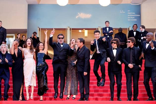J Montà e des marches du film  L?amour ouf  lors du 77eme Festival International du Film de Cannes Alain Chabat, Adele Exarchopoulos, Mallory Wanecque, Elodie Bouchez, Alain Attal, Audrey Diwan, Gilles Lellouche, Malik Frikah, Vincent Lacoste, Hugo Sà lignac, Jean Pascal Zadi Montà e des marches of the film  L?amour ouf  during the 77th Cannes International Film Festival at the Palais des Festivals in Cannes On may 23th 2024 Jacovides Moreau Bestimage Red carpet of the film  Beating Hearts  during the 77th Cannes International Film Festival at the Palais des Festivals in Cannes, France On may 23th 2024 Cannes France Copyright: xJACOVIDES-MOREAUx xBESTIMAGExJACOVIDES-MOREAUx xBESTIMAGEx