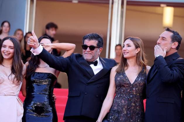 J MontÃ e des marches du film Â L?amour ouf Â lors du 77eme Festival International du Film de Cannes Mallory Wanecque, Elodie Bouchez, Alain Attal, Audrey Diwan, Gilles Lellouche MontÃ e des marches du film Â L?amour ouf Â lors du 77eme Festival International du Film de Cannes, au Palais des Festivals Ã Cannes On may 23th 2024 Jacovides Moreau Bestimage Red carpet of the movie Â Beating Hearts Â during the 77th Cannes International Film Festival at the Palais des Festivals in Cannes, France On may 23th 2024 Cannes France  Copyright: xJACOVIDES-MOREAUx xBESTIMAGExJACOVIDES-MOREAUx xBESTIMAGEx