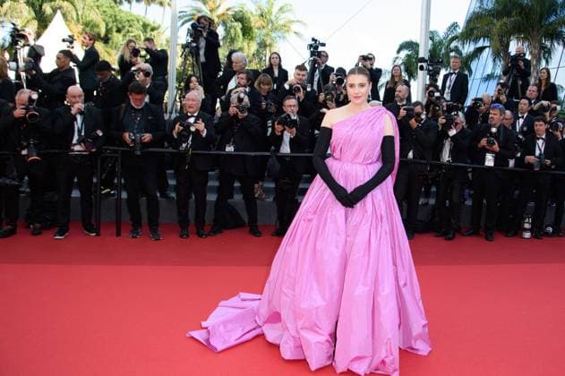 Cannes L Amour Ouf? Red Carpet NG Greta Gerwig attending the ?L Amour Ouf? (Beating Hearts) Screening and Red Carpet at Palais Des Festivals in Cannes, France on May 23 2024 as part of the 77th Cannes Film Festival. Photo by Nicolas Genin ABACAPRESS.COM Cannes France  Copyright: xGeninxNicolas ABACAx