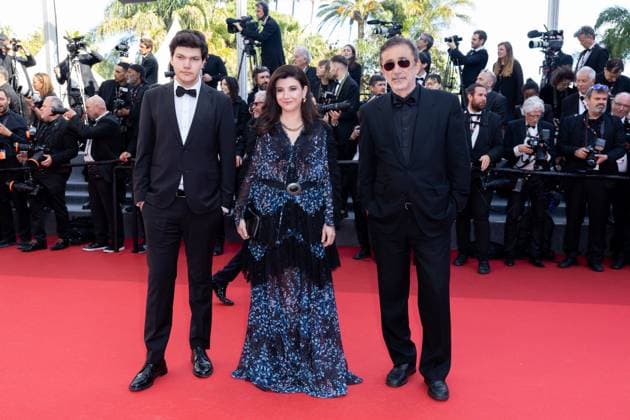 B MontÃ e des marches du film Â L?amour ouf Â lors du 77eme Festival International du Film de Cannes Ebru Ceylan, her husband Nuri Bilge Ceylan and their son Ayaz MontÃ e des marches du film Â L?amour ouf Â lors du 77eme Festival International du Film de Cannes, au Palais des Festivals Ã Cannes On may 23rd 2024 Olivier Borde Bestimage Red carpet of the movie Â Beating HeartsÂ during the 77th Cannes International Film Festival at the Palais des Festivals in Cannes, France On may 23rd 2024 Cannes France  Copyright: xOLIVIERxBORDEx xBESTIMAGExOLIVIERxBORDEx xBESTIMAGEx