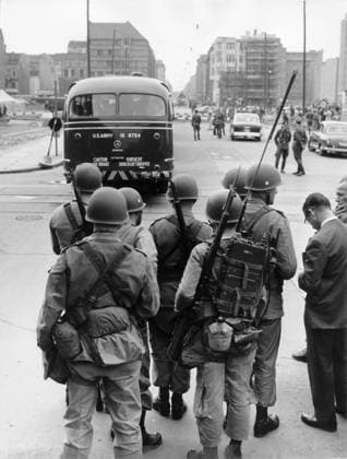 Bau der Berliner Mauer Soldaten der US-Army stehen mit geschulterten Gewehren und einem Emfangsgerät am Checkpoint Charlie, Berlin 1961. - Originale Bildbeschreibung: Gestern Zwischenfall an der Sektorengrenze Friedrichstr. Vopos wollten drei amerik. Busse nicht nach Ost-Berlin lassen - Drei amerikanische Busse trafen gestern gegen 14 Uhr 30 am Sektorenübergang Friedrichstr. ein. Da es die Amerikaner ablehnten sich von den Vopos kontrollieren zu lassen, wurde die Durchfahrt vorerst verweigert. Ein amerikanischer Oberst protestierte daraufhin bei den Sowjets, worauf die Busse unkontrolliert nach spannenden zwei Stunden endlich durchgelassen wurden. , Berlin Copyright: Kindermann Nur redaktionelle Nutzung Editorial use only KIN_740302081 EDITORIAL USE ONLY