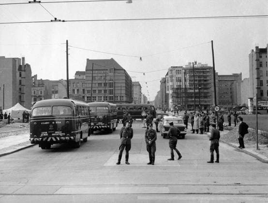 Bau der Berliner Mauer Reisebusse der US-Army am Checkpoint Charlie, Berlin 1961. - Originale Bildbeschreibung: Gestern Zwischenfall an der Sektorengrenze Friedrichstr. Vopos wollten drei amerik. Busse nicht nach Ost-Berlin lassen - Drei amerikanische Busse trafen gestern gegen 14 Uhr 30 am Sektorenübergang Friedrichstr. ein. Da es die Amerikaner ablehnten sich von den Vopos kontrollieren zu lassen, wurde die Durchfahrt vorerst verweigert. Ein amerikanischer Oberst protestierte daraufhin bei den Sowjets, worauf die Busse unkontrolliert nach spannenden zwei Stunden endlich durchgelassen wurden. , Berlin Copyright: Kindermann Nur redaktionelle Nutzung Editorial use only KIN_740302120 EDITORIAL USE ONLY
