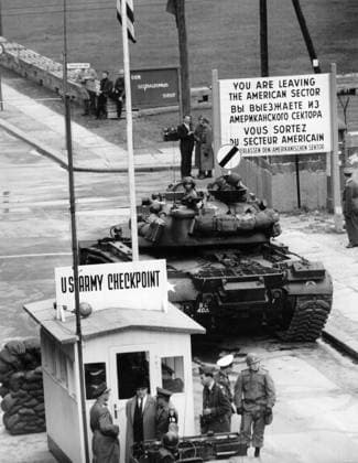 Bau der Berliner Mauer Panzer am Checkpoint Charlie, Berlin 1961. - Originale Bildbeschreibung: Übergriffe werden abgewiesen - Zu einem schweren Grenzzwischenfall, kam es auch heute wieder an der Friedrich- Ecke Kochstrasse, als zwei amerikanischen Reiseomnibussen die Einfahrt in den sowjetisch-besetzten Sektor verboten werden sollte. Englische und amerikanische Panzertruppeneinheiten bezogen Stellung, um international festgelegte Rechte der vier Besatzungsbehörden zu wahren. , Berlin Copyright: Kindermann Nur redaktionelle Nutzung Editorial use only KIN_740302121 EDITORIAL USE ONLY
