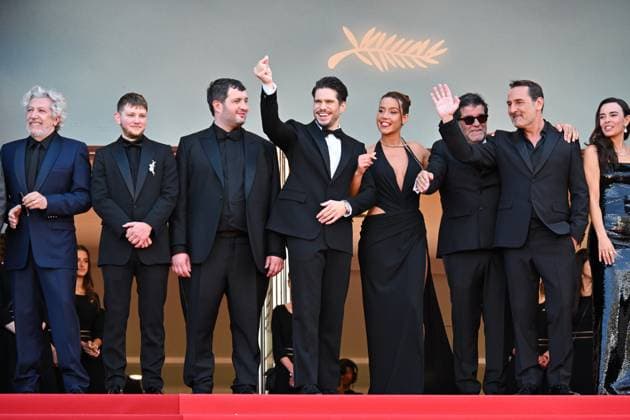 BB MontÃ e des marches du film Â L?amour ouf Â lors du 77eme Festival International du Film de Cannes Alain Chabat, Anthony Bajon, Karim Leklou, Francois Civil, Adele Exarchopoulos, Alain Attal, Gilles Lellouche, Elodie Bouchez MontÃ e des marches du film Â L?amour ouf Â lors du 77eme Festival International du Film de Cannes, au Palais des Festivals Ã Cannes On may 23rd 2024 Bruno Bebert Bestimage Red carpet of the movie Â Beating HeartsÂ during the 77th Cannes International Film Festival at the Palais des Festivals in Cannes, France On may 23rd 2024 Cannes France  Copyright: xBrunoxBebertx xBestimagexBrunoxBebertx xBestimagex