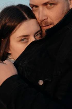 Creative Highlights Symbolbilder Woman hiding face behind man s jacket model released, Symbolfoto, EHAF00222