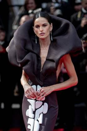 Cannes, France 23rd May, 2024 Izabel Goulart attends L™amour Ouf Beating Hearts Screening red carpet at the 77th annual Cannes Film Festival at Palais des Festivals on May 23, 2024 in Cannes, France CINEMA 77eme Festival de Cannes Red Carpet du film L™amour Ouf Beating Hearts 23 05 2024 NorbertScanella Panoramic 