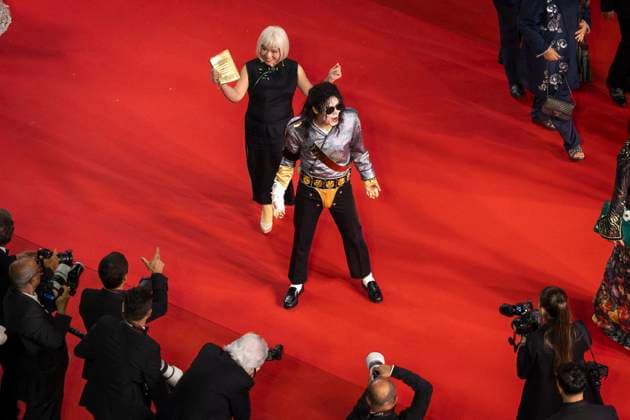 Internationale Filmfestspiele von Cannes, All We Imagine as Light Premiere - Michael Jackson Double Pool MontÃ e des marches du film Â All we imagine as lightÂ lors du 77eme Festival International du Film de Cannes Michael Jackson lookalike MontÃ e des marches du film Â All we imagine as lightÂ lors du 77eme Festival International du Film de Cannes, au Palais des Festivals Ã Cannes On may 23rd 2024 Olivier Borde Pool Bestimage Red carpet of the movie Â All we imagine as lightÂ during the 77th Cannes International Film Festival at the Palais des Festivals in Cannes, France On may 23rd 2024 Cannes France  Copyright: xPoolxCannesx xBestimagexPoolxCannesx xBestimagex