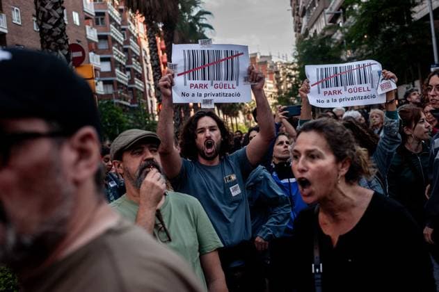 May 23, 2024, Barcelona, Spain: In the Park Guell neighborhood of Barcelona people shout slogans and holds placards against the privazitation of the park. Barcelona residents gathered around Park GoÂ¼ell in Barcelona against the Louis Vuitton fashion show and protesting various social issues such as mass tourism, gentrification, animal rights or the commercialization and privatization of public spaces by the city council. Barcelona Spain - ZUMAb137 20240523_fap_b137_002 Copyright: xJordixBoixareux