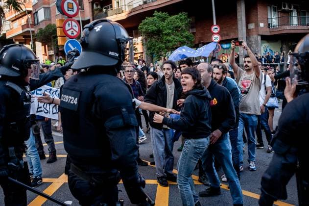 May 23, 2024, Barcelona, Spain: In the Park Guell neighborhood of Barcelona, Ã¢â‚¬¹Ã¢â‚¬¹people argue with police officers during a protest against the Louis Vuitton fashion show. Barcelona residents gathered around Park GoÂ¼ell in Barcelona against the Louis Vuitton fashion show and protesting various social issues such as mass tourism, gentrification, animal rights or the commercialization and privatization of public spaces by the city council. Barcelona Spain - ZUMAb137 20240523_fap_b137_003 Copyright: xJordixBoixareux