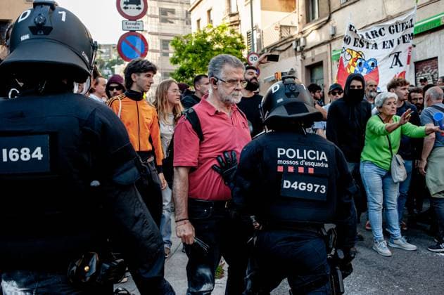 May 23, 2024, Barcelona, Spain: In the Park Guell neighborhood of Barcelona, Ã¢â‚¬¹Ã¢â‚¬¹people argue with police officers during a protest against the Louis Vuitton fashion show. Barcelona residents gathered around Park GoÂ¼ell in Barcelona against the Louis Vuitton fashion show and protesting various social issues such as mass tourism, gentrification, animal rights or the commercialization and privatization of public spaces by the city council. Barcelona Spain - ZUMAb137 20240523_fap_b137_010 Copyright: xJordixBoixareux