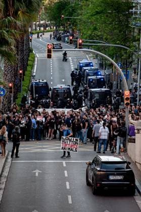 May 23, 2024, Barcelona, Spain: In the Park Guell neighborhood of Barcelona, Ã¢â‚¬¹Ã¢â‚¬¹people block a street during a protest against the Louis Vuitton fashion show. Barcelona residents gathered around Park GoÂ¼ell in Barcelona against the Louis Vuitton fashion show and protesting various social issues such as mass tourism, gentrification, animal rights or the commercialization and privatization of public spaces by the city council. Barcelona Spain - ZUMAb137 20240523_fap_b137_013 Copyright: xJordixBoixareux
