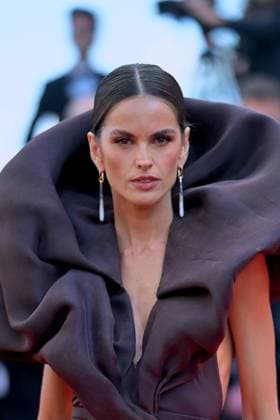 Cannes - L?Amour Ouf Screening Izabel Goulart attends the L Amour Ouf (Beating Hearts) screening at the 77th annual Cannes Film Festival at Palais des Festivals on May 23, 2024 in Cannes, France. Photo by Franck Castel ABACAPRESS.COM Cannes France  Copyright: xCastelxFranck ABACAx