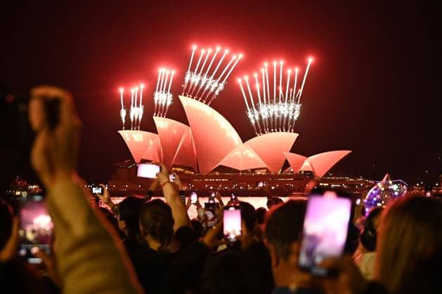 Bilder des Jahres 2024, Entertainment 05 Mai Entertainment Themen der Woche KW21 Entertainment Bilder des Tages VIVID SYDNEY 2024, People watch as fireworks are launched behind the Sydney Opera House as part of 2024 Vivid Sydney in Sydney, Friday, May 24, 2024. Vivid Sydney will illuminate the Harbour City until Saturday 15 June. ( NO ARCHIVING, EDITORIAL USE ONLY, NO USE IN BOOKS WITHOUT CONSENT SYDNEY NEW SOUTH WALES AUSTRALIA  Copyright: xSTEVENxSAPHOREx 20240524193647013227