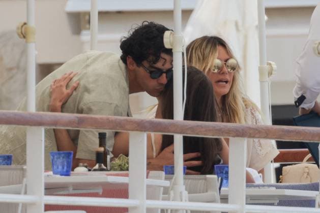 Internationale Filmfestspiele von Cannes, Leni und Heidi Klum am Eden Roc Hotel Heidi Klum At Eden Roc - Antibes Heidi Klum and her daughter Leni Klum with Joe Jonas at Eden Roc in Antibes, France on May 24, 2024. Photo by ABACAPRESS.COM Antibes France  Copyright: xABACAx