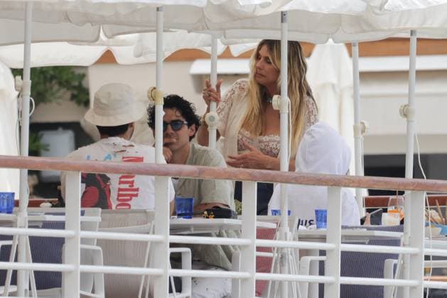 Internationale Filmfestspiele von Cannes, Leni und Heidi Klum am Eden Roc Hotel Heidi Klum At Eden Roc - Antibes Heidi Klum and her daughter Leni Klum with Joe Jonas at Eden Roc in Antibes, France on May 24, 2024. Photo by ABACAPRESS.COM Antibes France  Copyright: xABACAx
