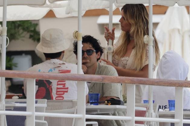 Heidi Klum At Eden Roc - Antibes Heidi Klum and her daughter Leni Klum with Joe Jonas at Eden Roc in Antibes, France on May 24, 2024. Photo by ABACAPRESS.COM Antibes France  Copyright: xABACAx