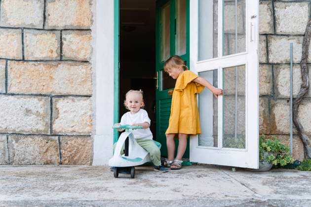 Creative Highlights Symbolbilder Siblings at doorway of house model released, Symbolfoto, NDEF01726
