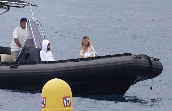 Internationale Filmfestspiele von Cannes, Leni und Heidi Klum am Eden Roc Hotel Heidi Klum And Leni Take A Boat Ride - Antibes Heidi Klum and daughter Leni go for a boat ride from the Hotel du Cap-Eden-Roc on May 24, 2024in Antibes France. Photo by ABACAPRESS.COM Antibes France  Copyright: xABACAx